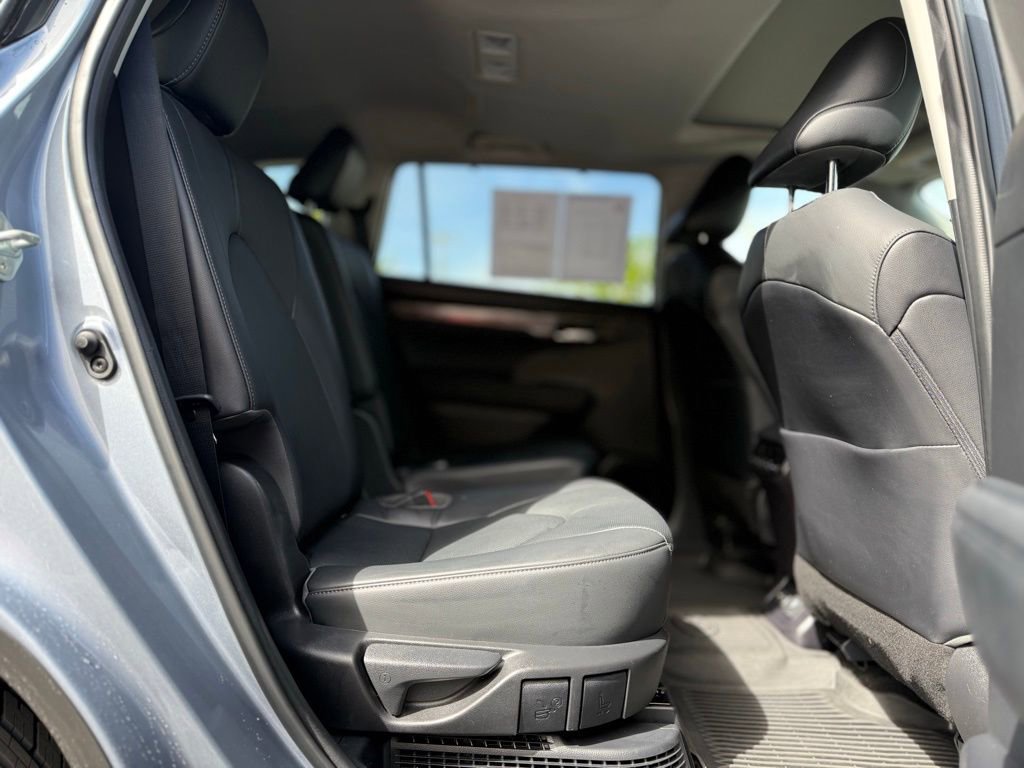 Used 2023 Toyota Highlander Limited image 18