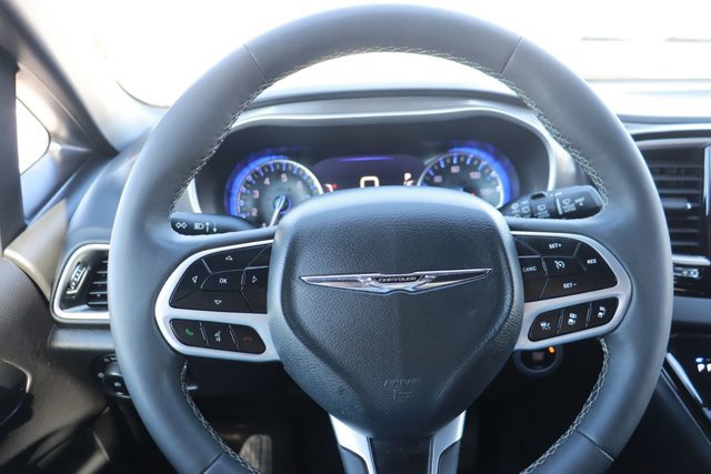 Used 2025 Chrysler Pacifica Select image 20