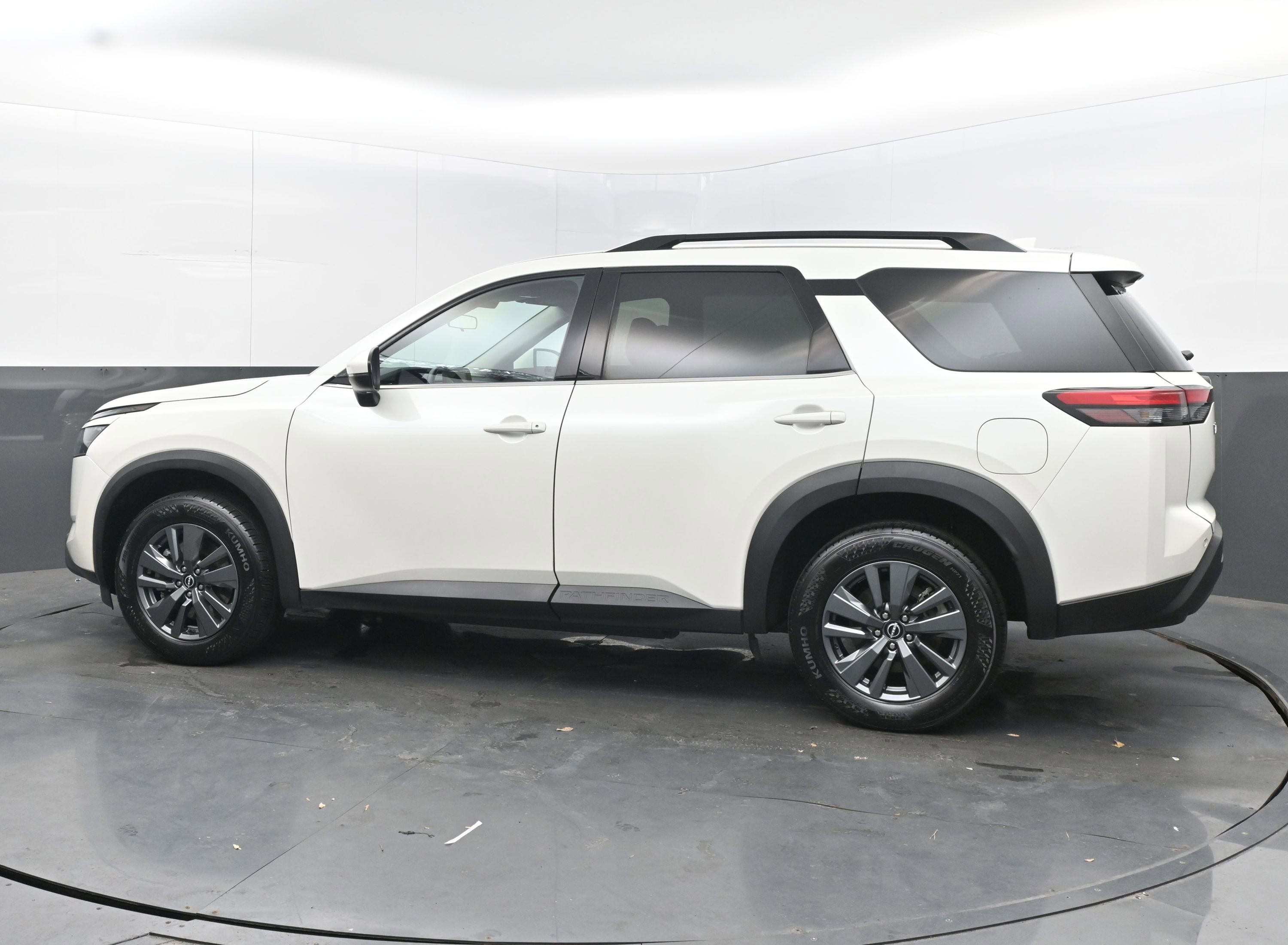 Used 2024 Nissan Pathfinder SV image 7
