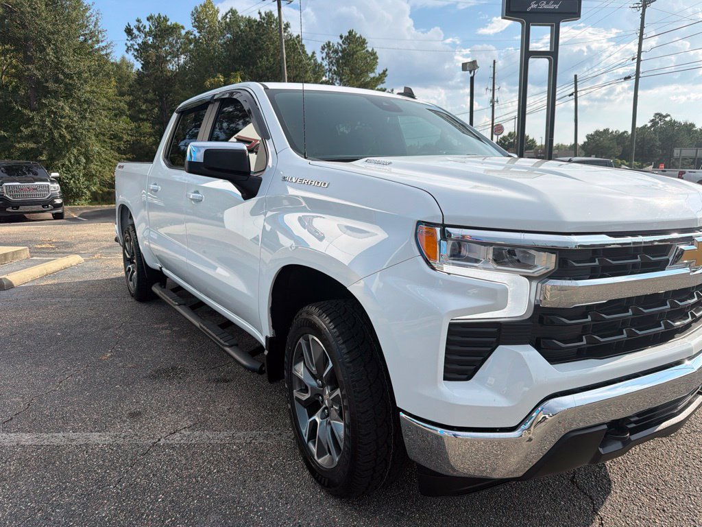 Used 2024 Chevrolet Silverado 1500 LT AWD/4WD image 7