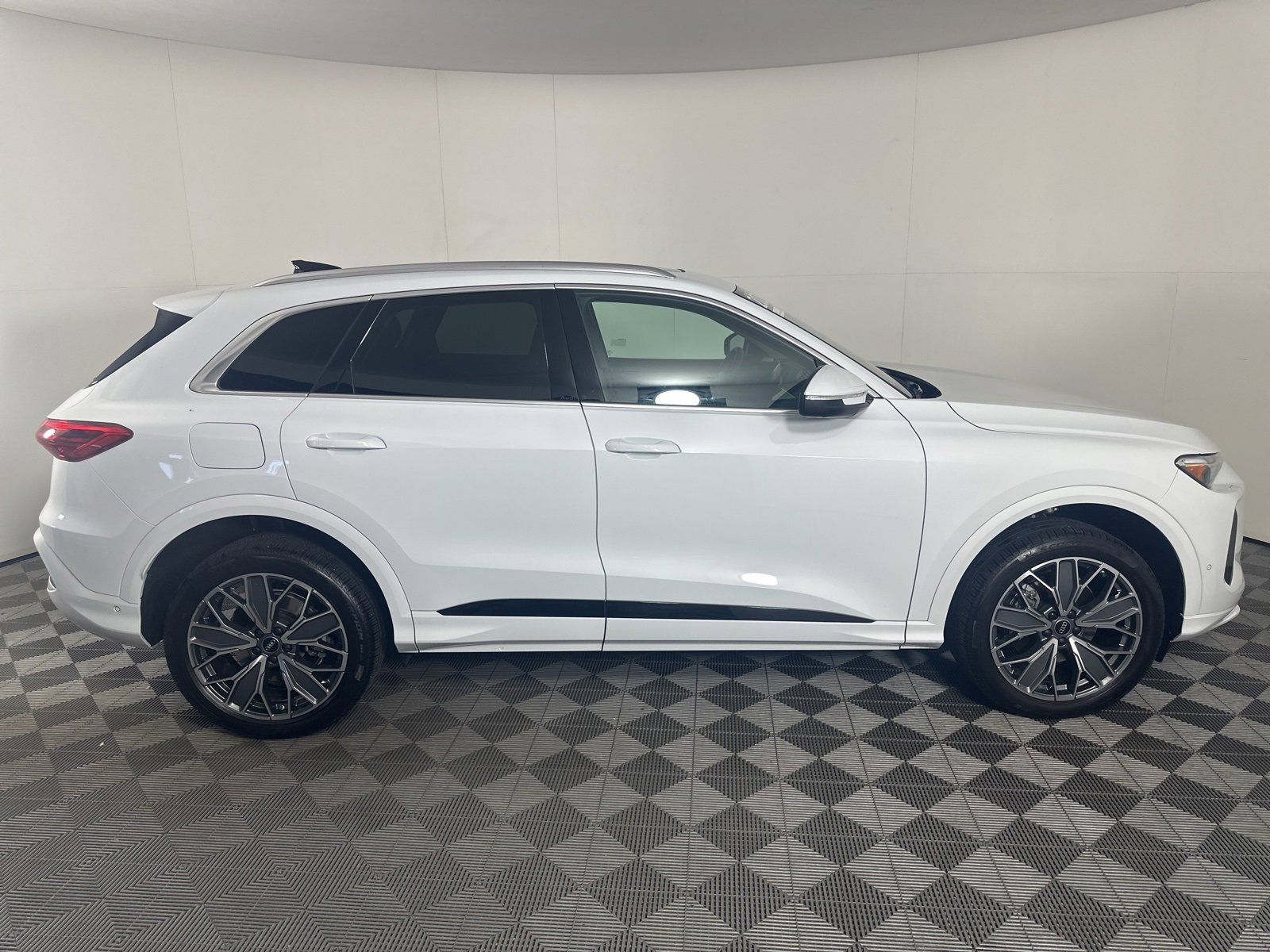 Certified 2025 Audi Q5 2.0T Premium Plus w/ Premium Plus image 8