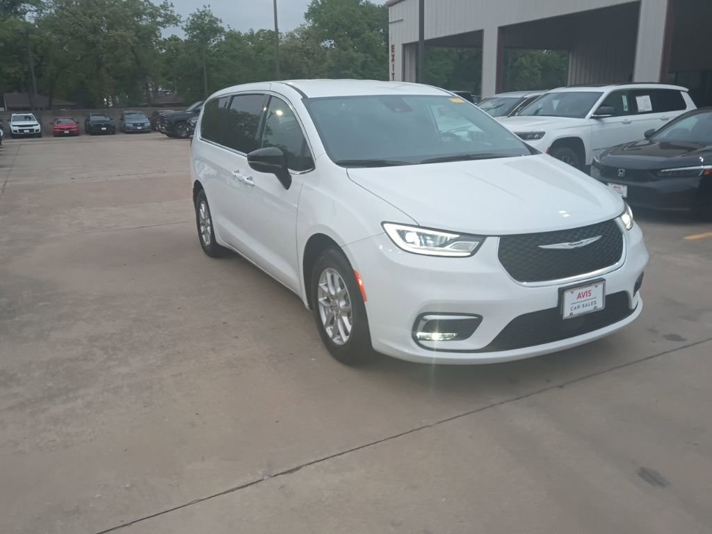 Used 2025 Chrysler Pacifica Select image 6