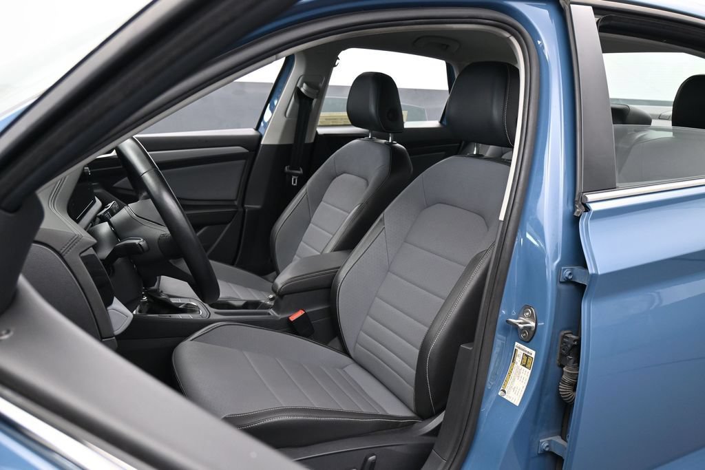 Used 2025 Volkswagen Jetta SE FWD image 10