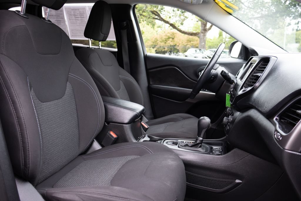 Used 2019 Jeep Cherokee Latitude w/ Cold Weather Group FWD image 12