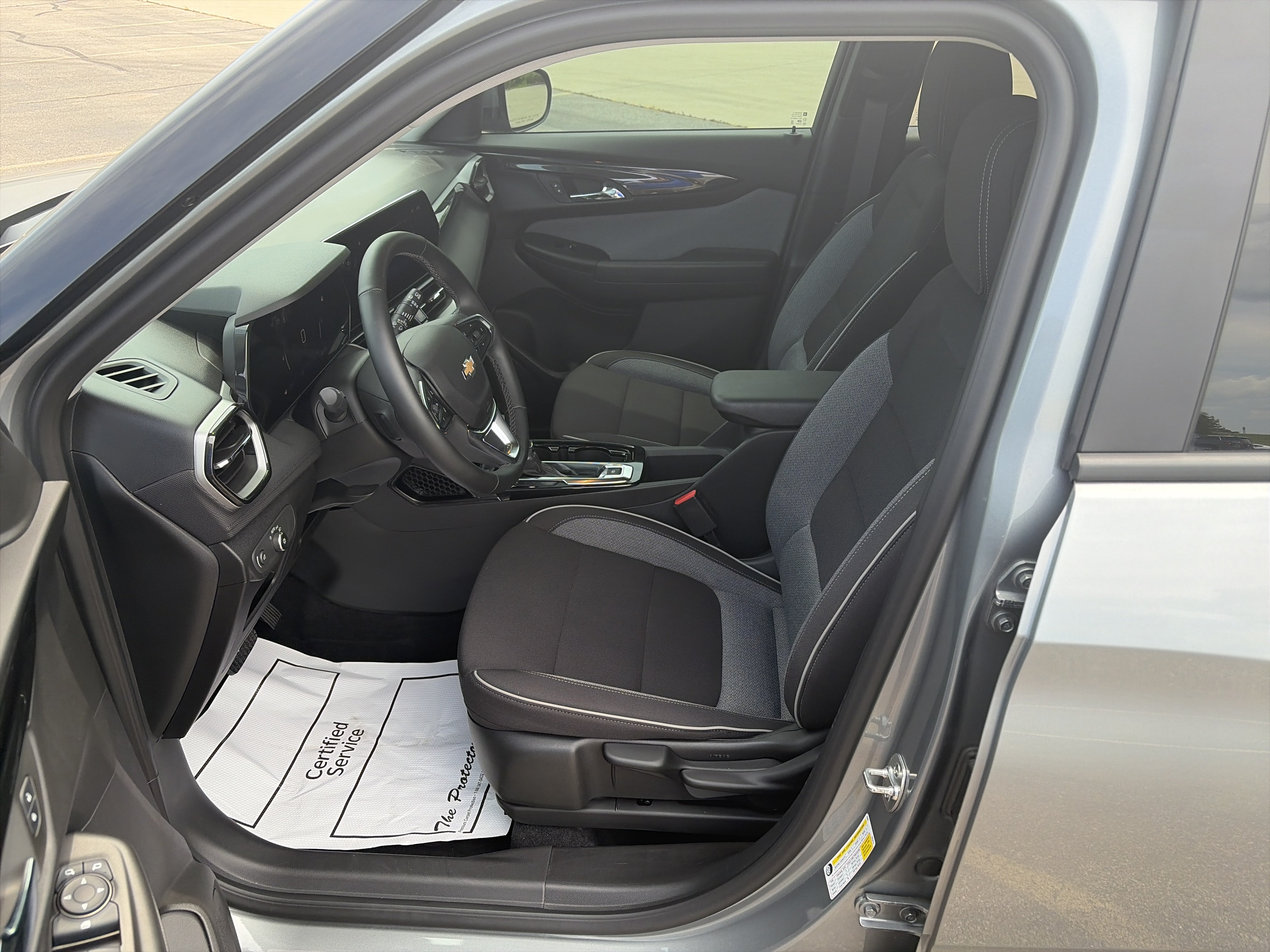 Used 2024 Chevrolet TrailBlazer LT w/ LT Cold Weather Package FWD image 9