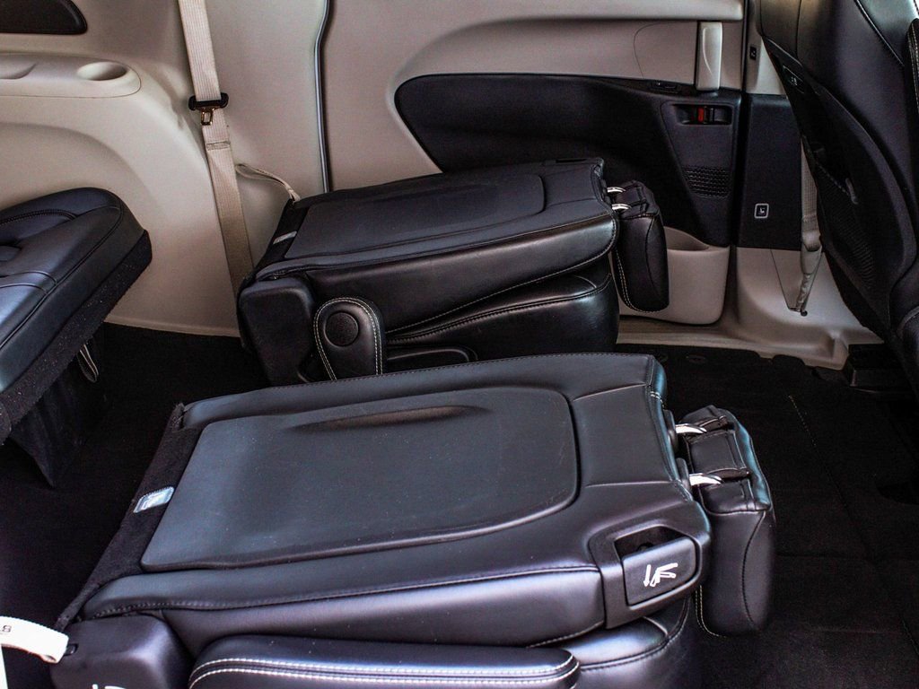 Used 2024 Chrysler Pacifica Touring-L image 39