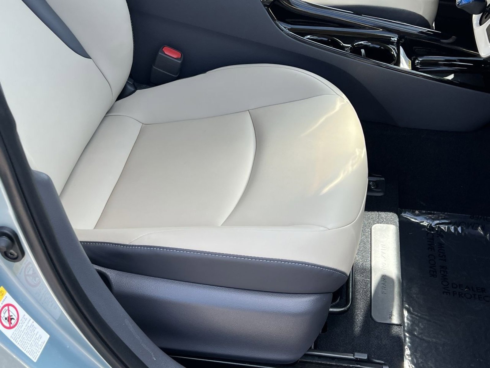 Used 2018 Toyota Prius Four w/ Advanced Technology Package FWD image 31