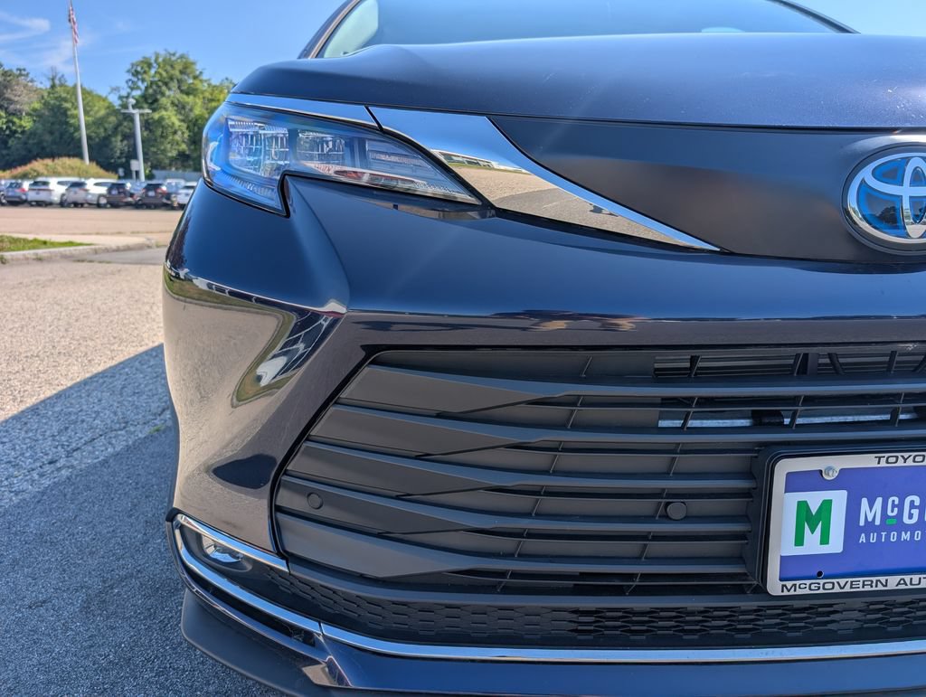 Used 2024 Toyota Sienna XLE w/ XLE Plus Package AWD/4WD image 10