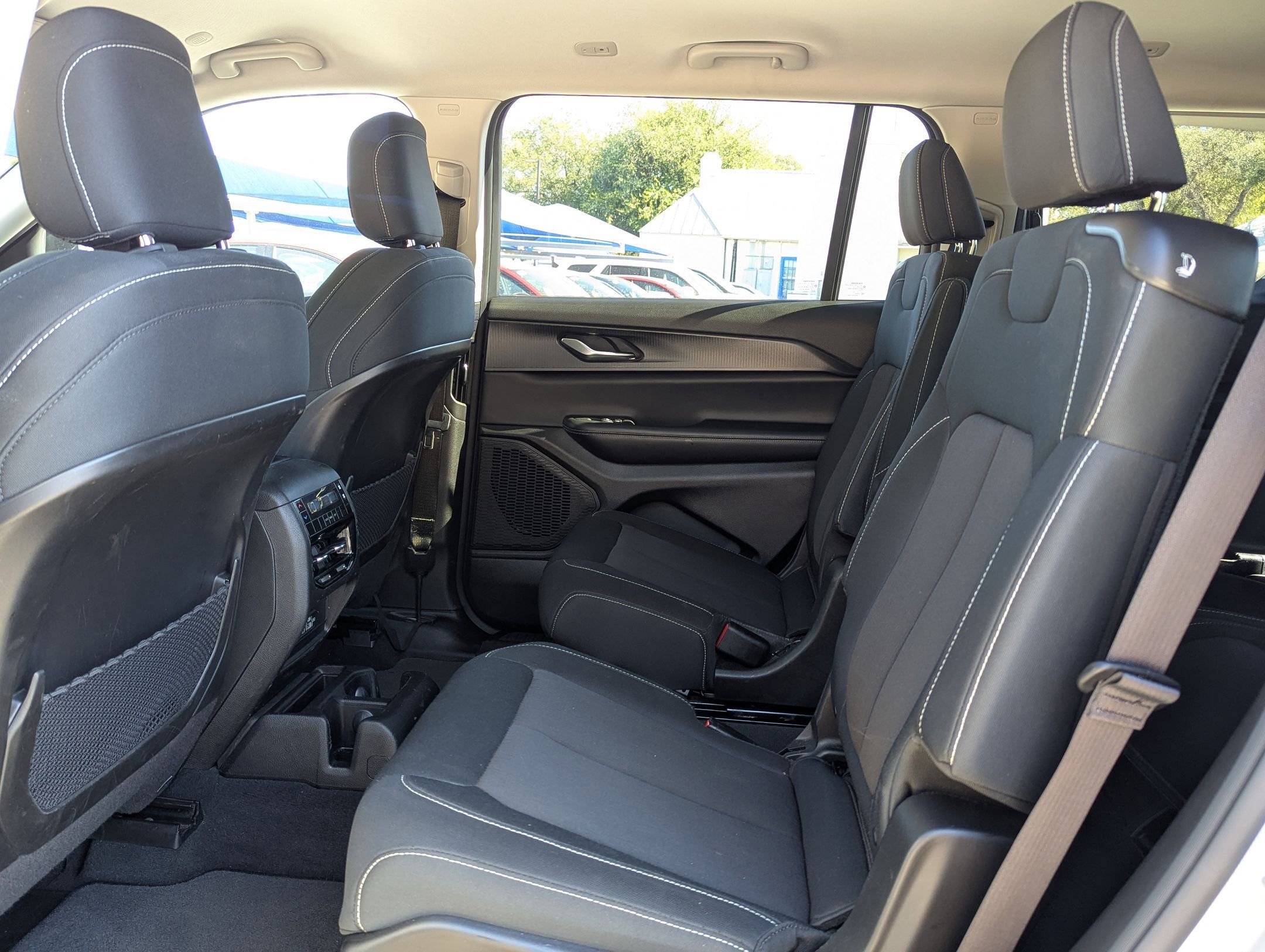 Used 2023 Jeep Grand Cherokee L Laredo image 14