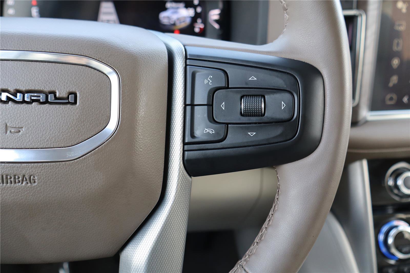 Used 2023 GMC Yukon XL Denali image 15