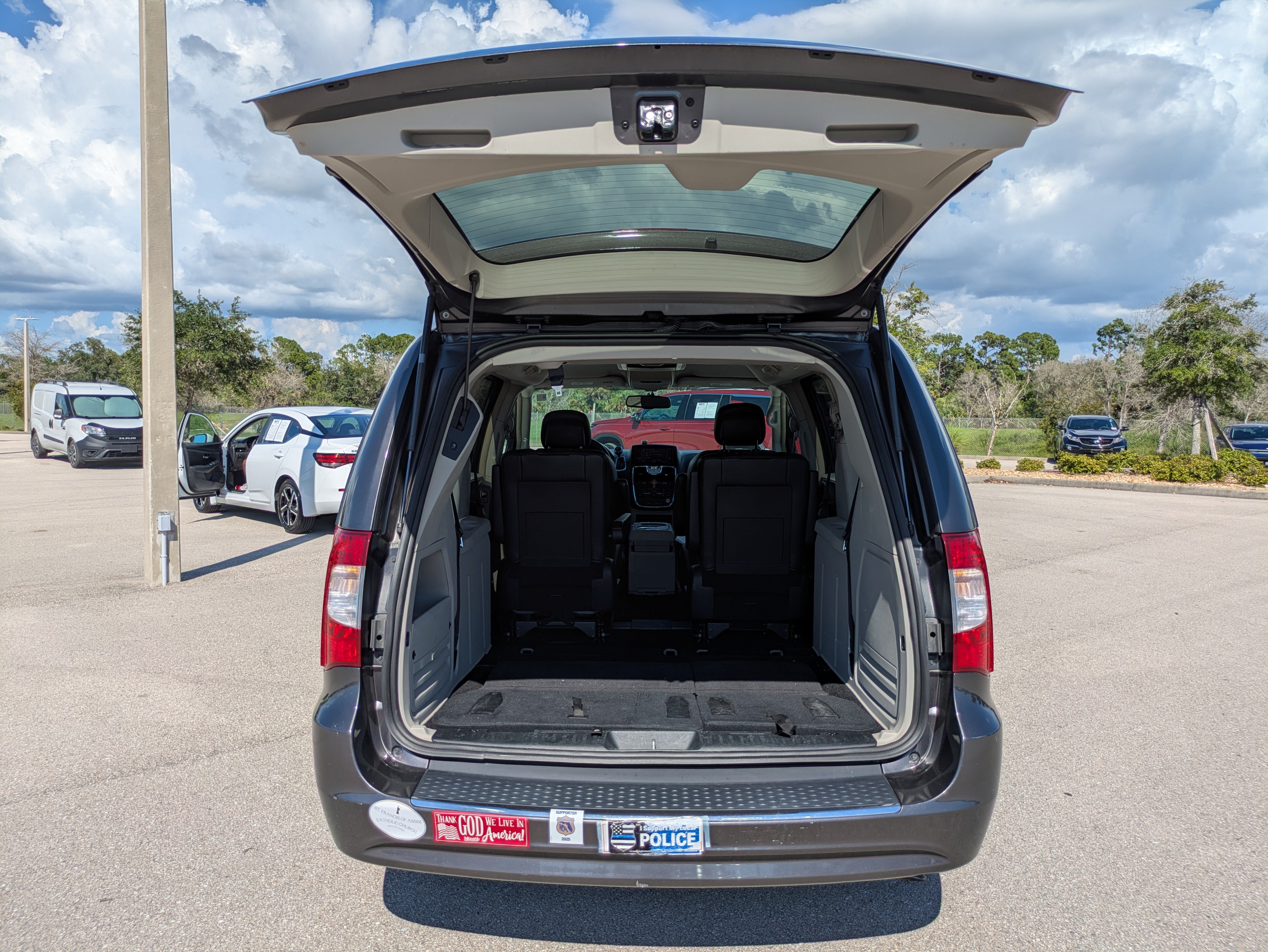 Used 2016 Chrysler Town & Country Touring FWD image 32