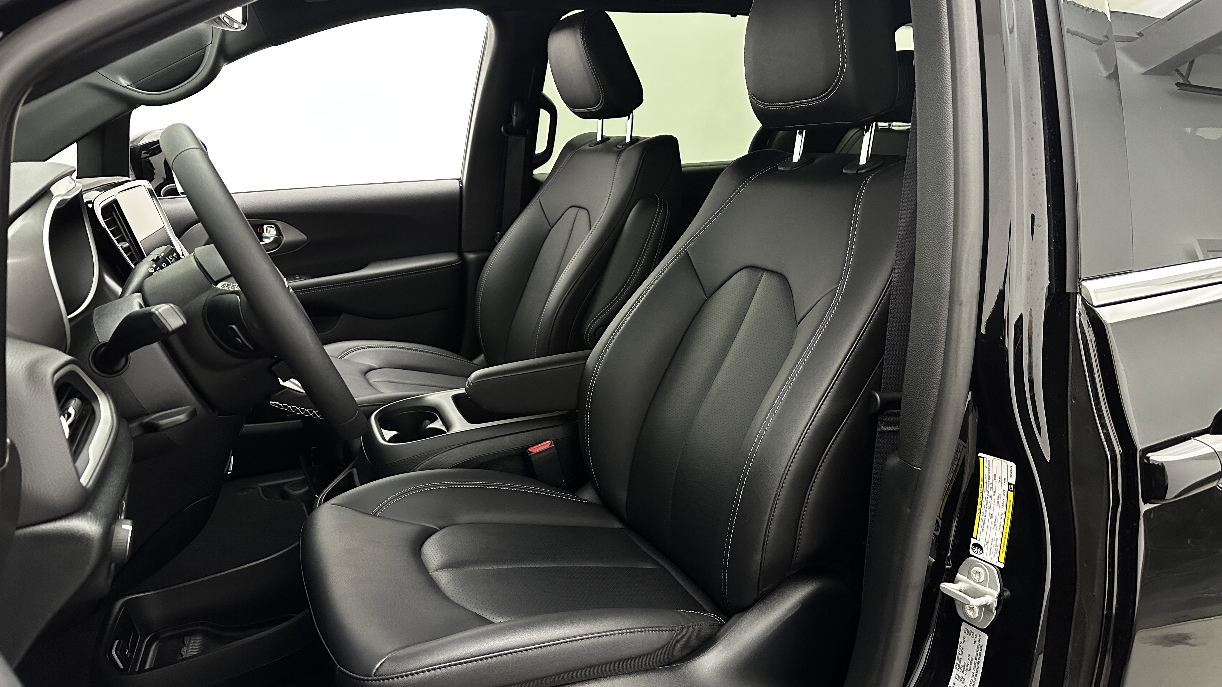 Used 2025 Chrysler Pacifica Select image 16