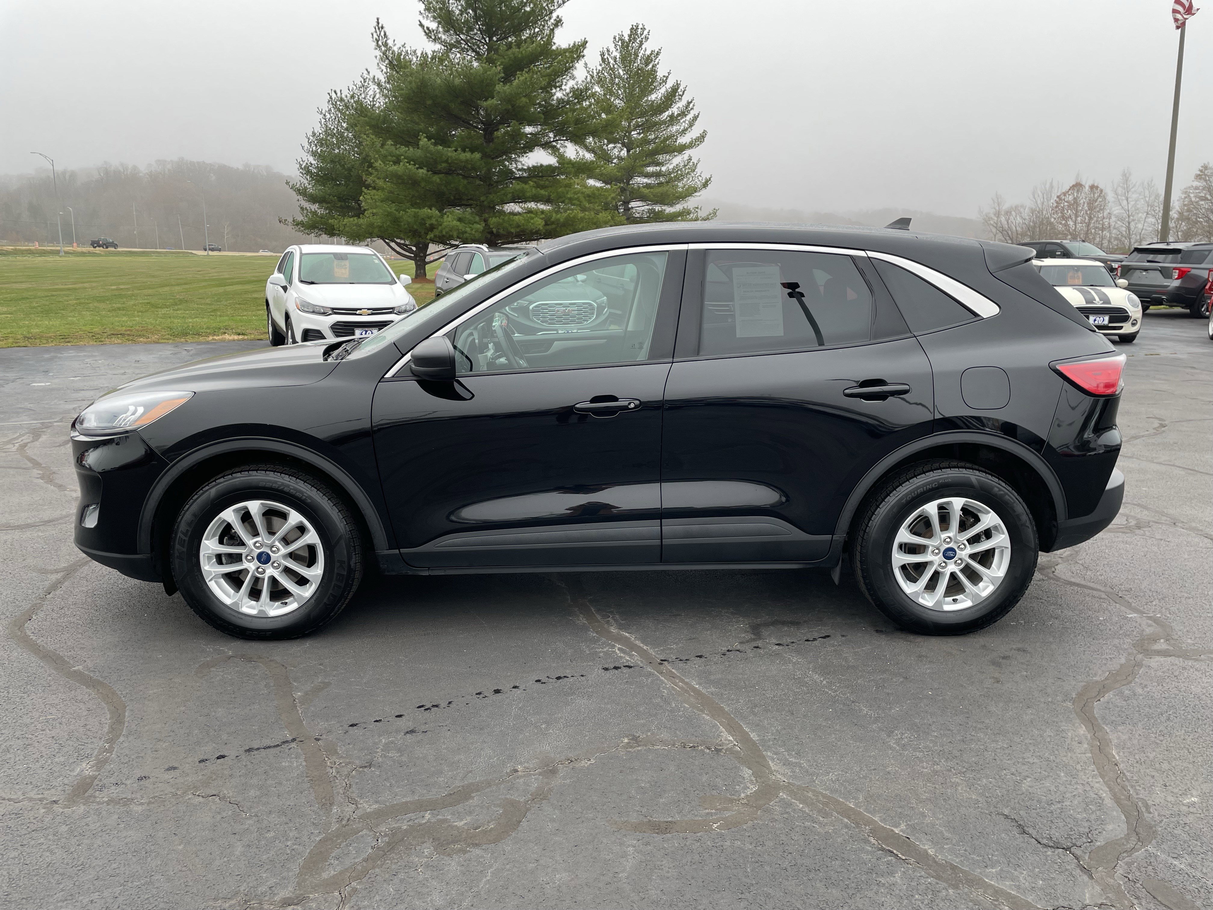 Used 2022 Ford Escape SE w/ Cold Weather Package image 2