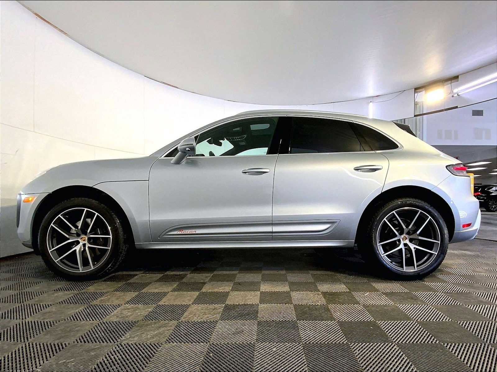Certified 2023 Porsche Macan image 2