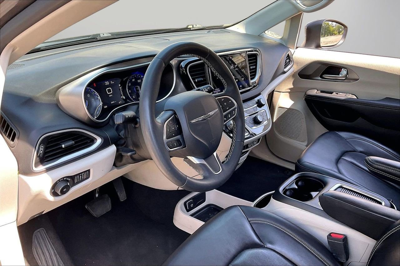 Certified 2023 Chrysler Pacifica Touring-L FWD image 19
