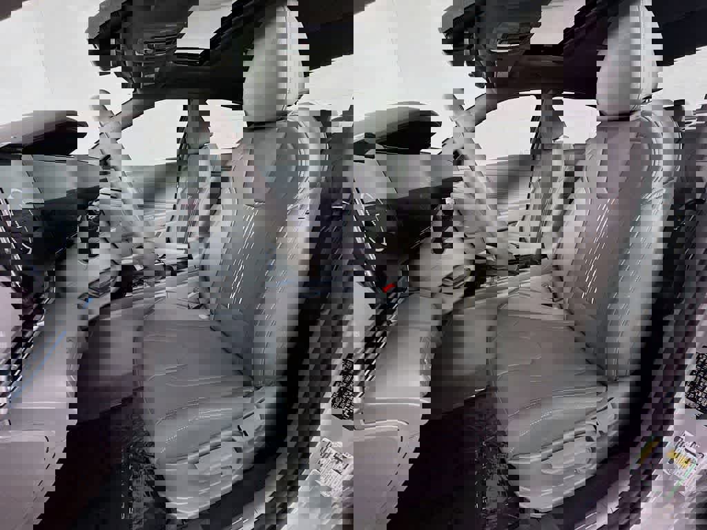 Used 2025 Hyundai Elantra SEL image 12