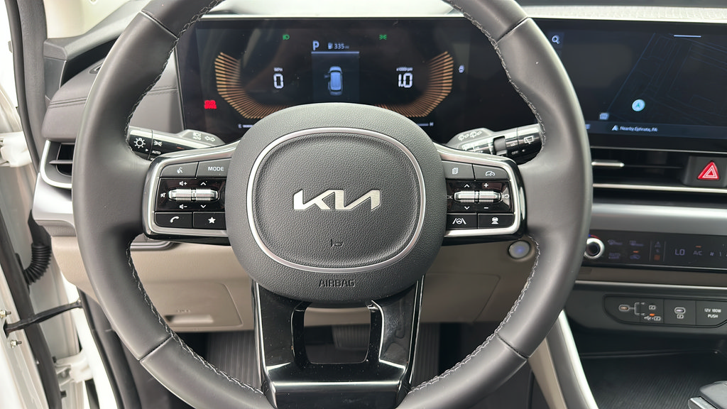 Used 2025 Kia Carnival FWD image 16