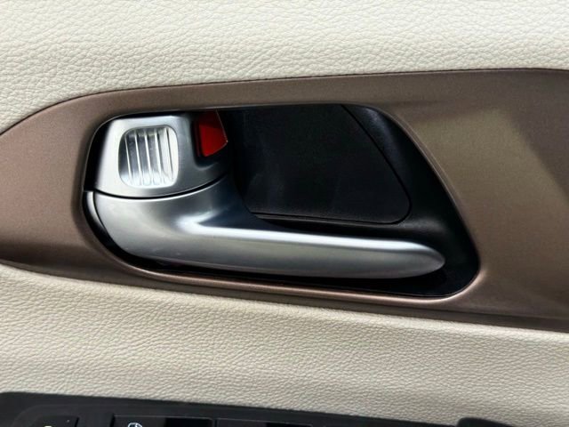 Used 2023 Chrysler Voyager LX image 33