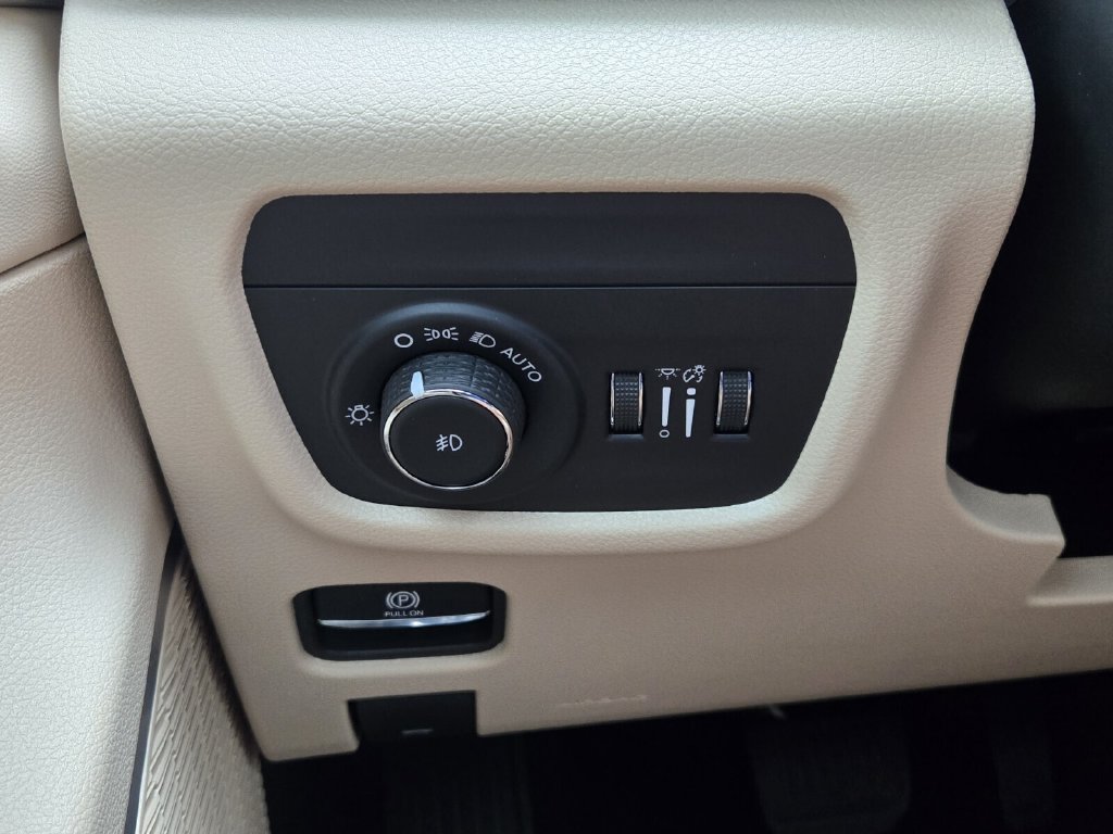 Used 2026 Jeep Grand Cherokee Limited RWD image 28