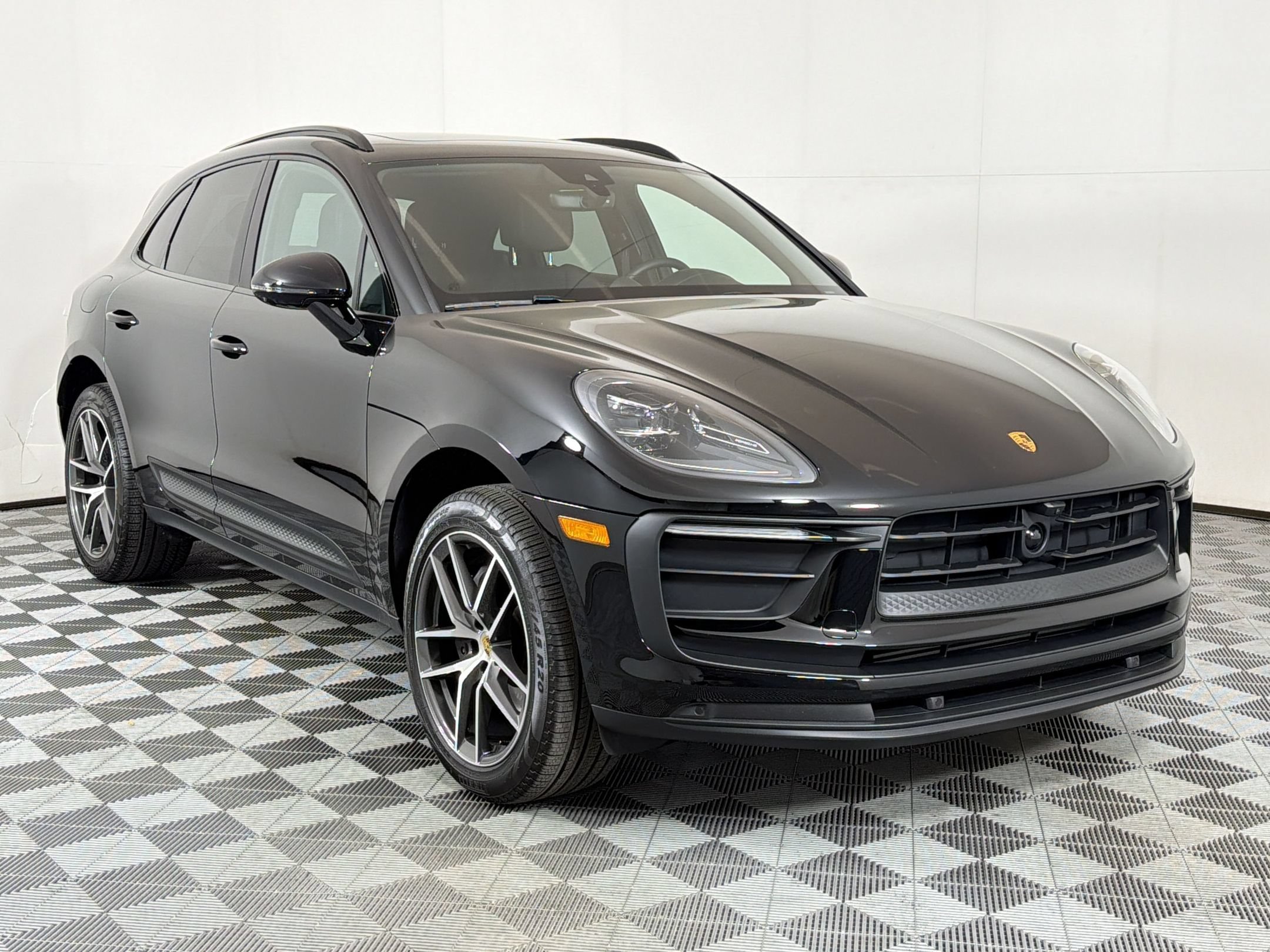 Certified 2026 Porsche Macan AWD/4WD image 8