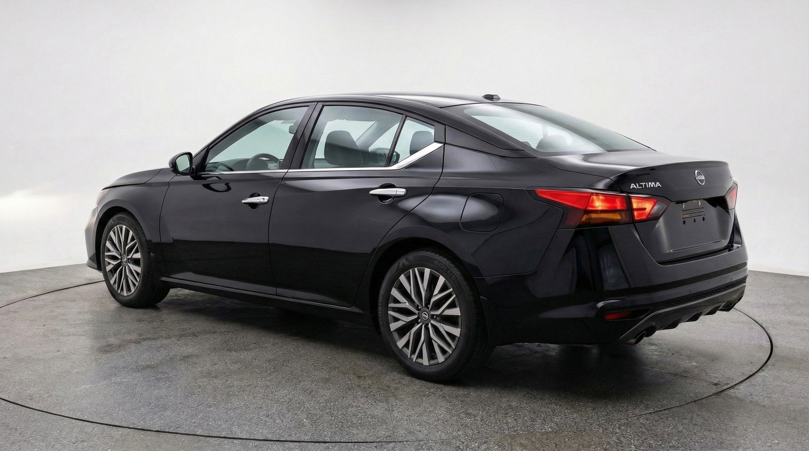 Used 2025 Nissan Altima 2.5 SV image 6