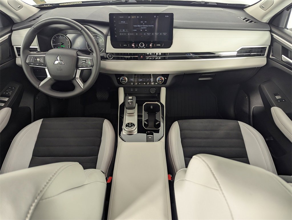 Used 2025 Mitsubishi Outlander SE image 15