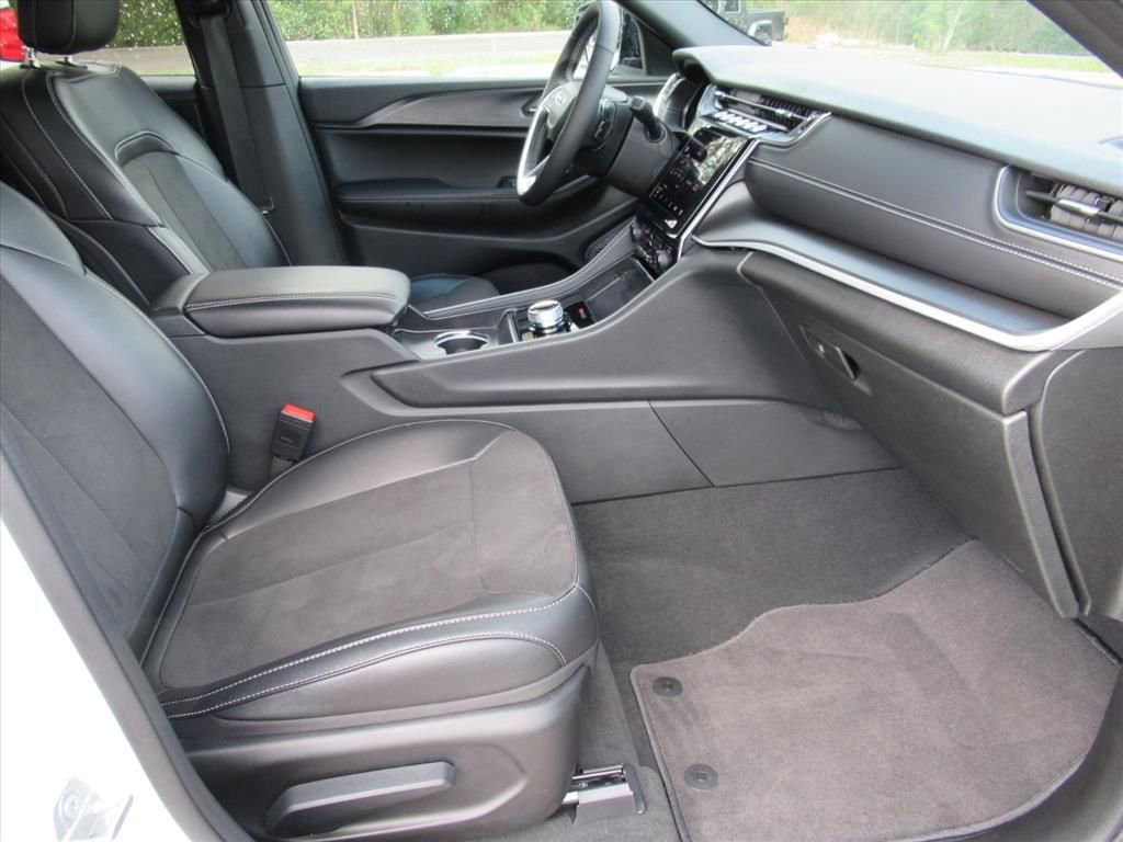Certified 2025 Jeep Grand Cherokee Altitude image 9