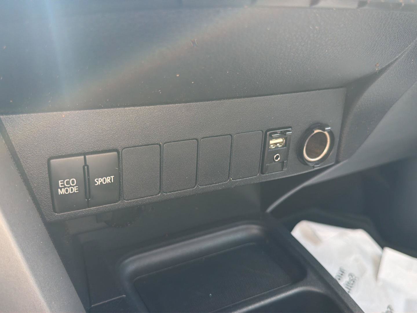 Used 2018 Toyota RAV4 XLE AWD/4WD image 22