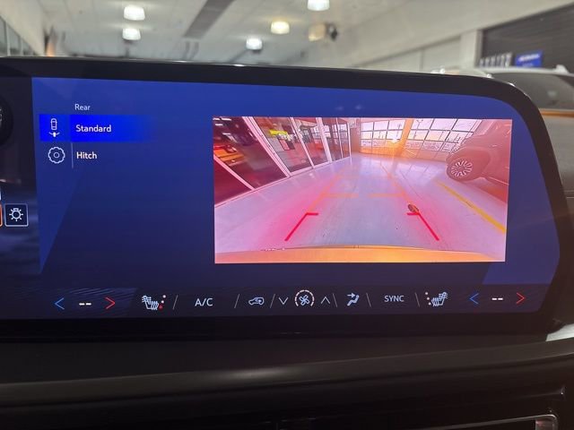 Used 2025 Chevrolet Traverse LT image 28