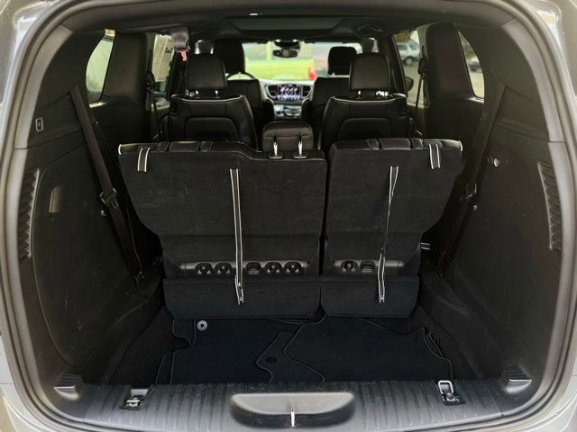 Used 2025 Chrysler Pacifica Limited image 9