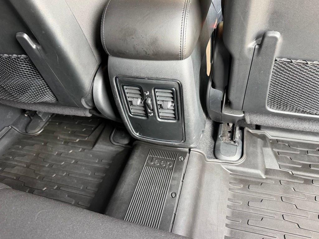 Used 2021 Jeep Grand Cherokee Laredo AWD/4WD image 45