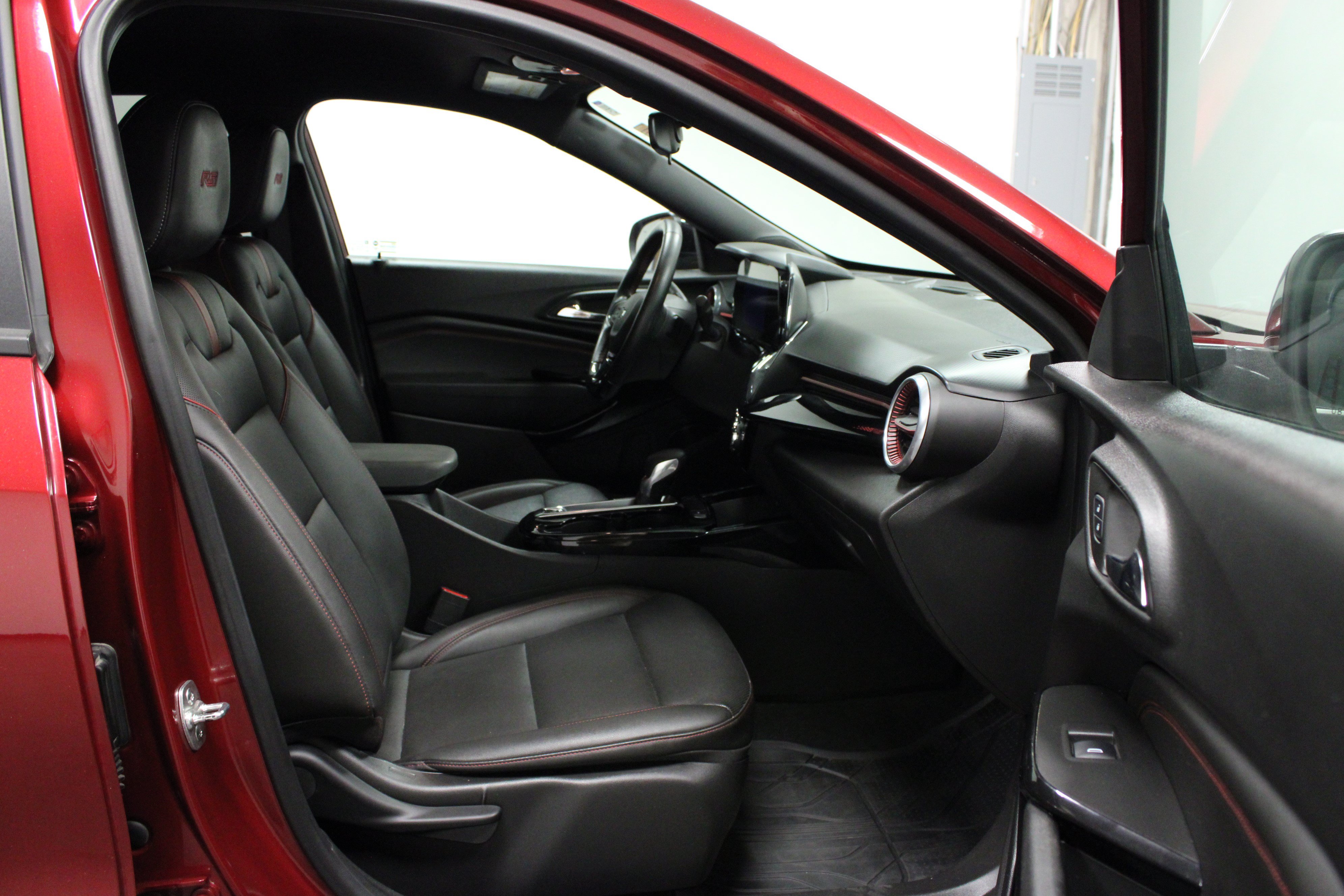Used 2025 Chevrolet Trax RS w/ Driver Confidence Package FWD image 16