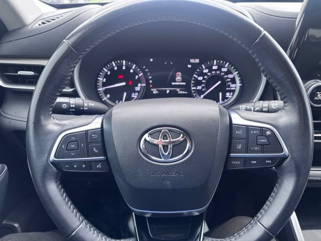Used 2021 Toyota Highlander XLE AWD/4WD image 17
