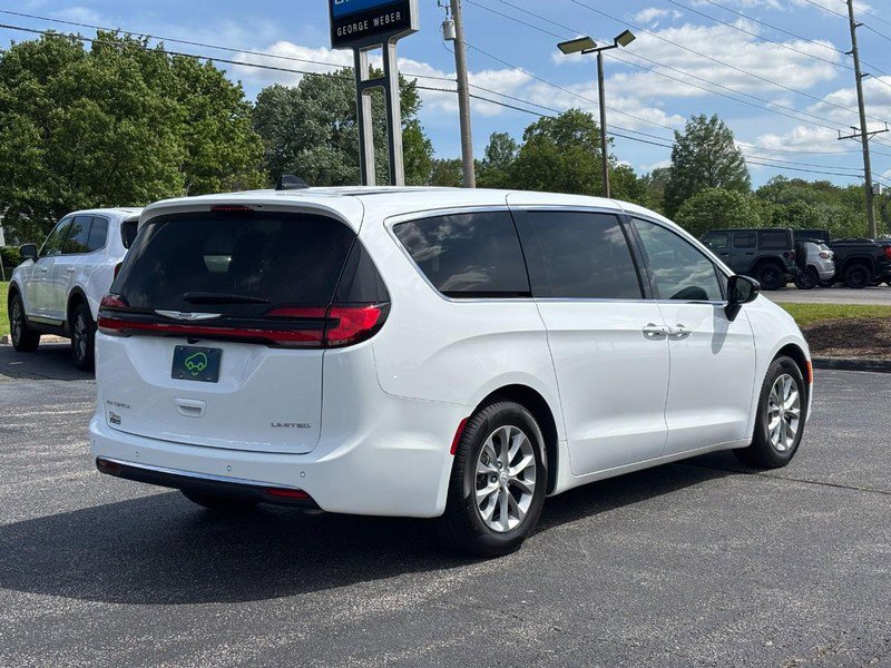 Used 2026 Chrysler Pacifica Limited FWD image 5