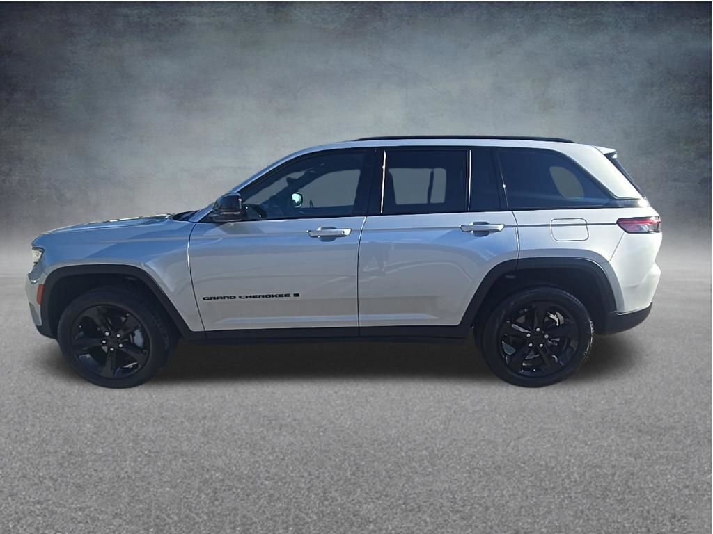 Used 2024 Jeep Grand Cherokee Limited w/ Black Appearance Package image 8