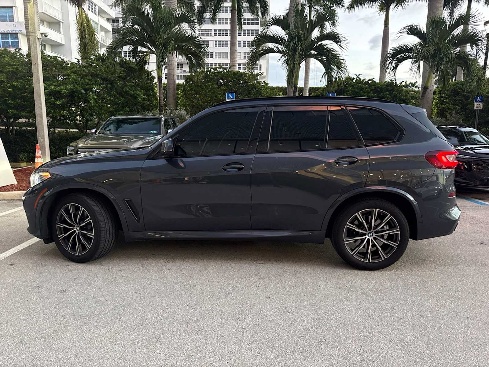 Used 2022 BMW X5 xDrive40i w/ M Sport Package AWD/4WD image 2