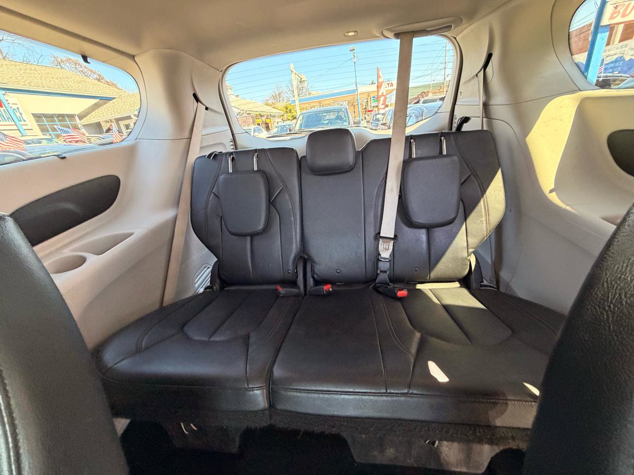 Used 2019 Chrysler Pacifica Touring-L image 18