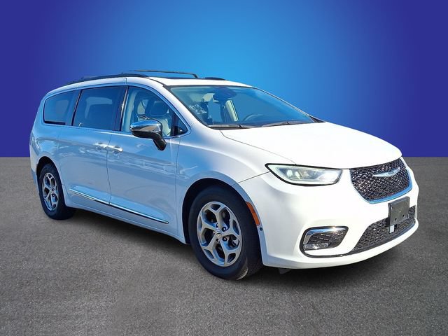 Used 2023 Chrysler Pacifica Limited FWD image 2
