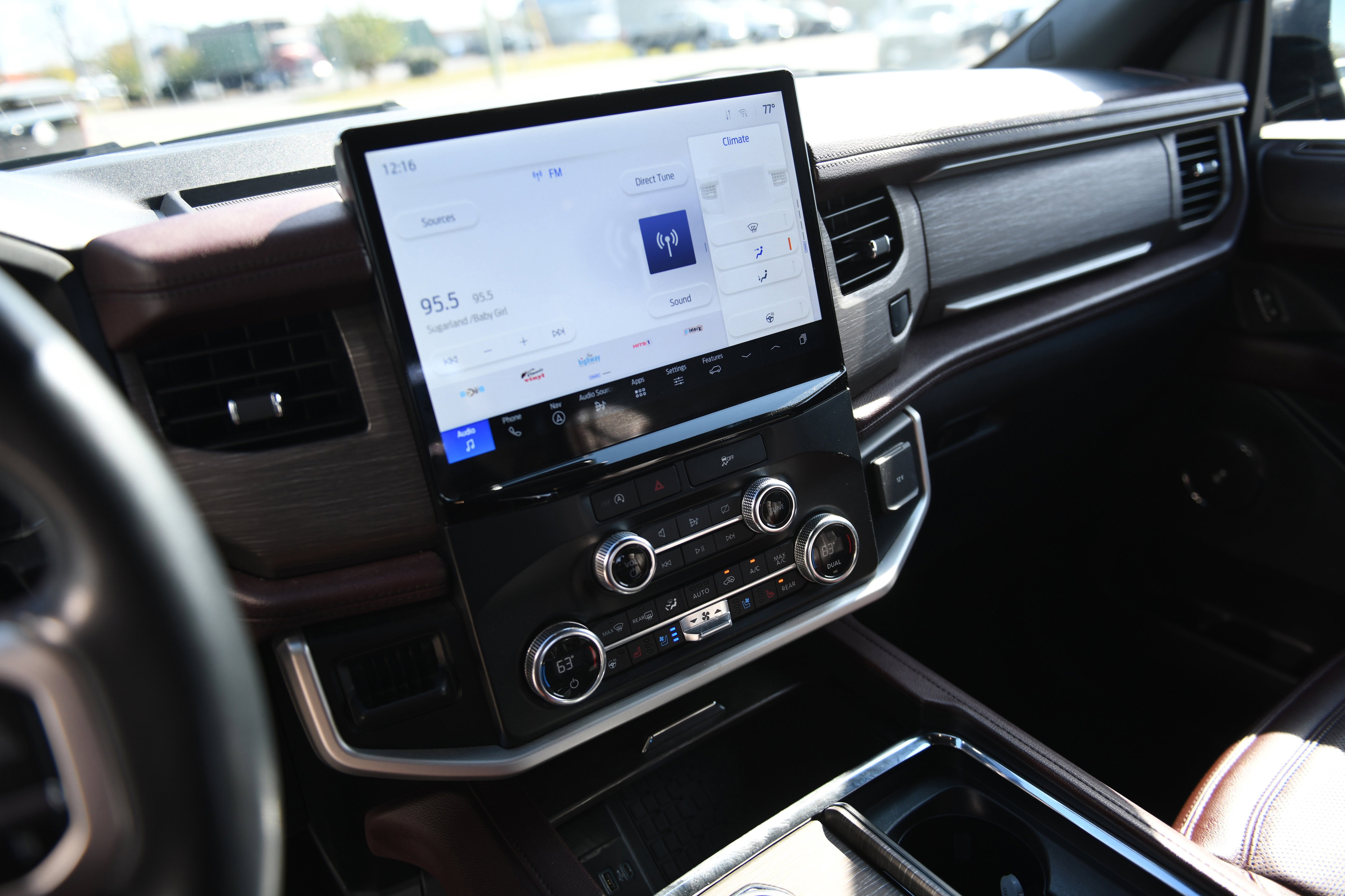 Used 2024 Ford Expedition Limited image 11