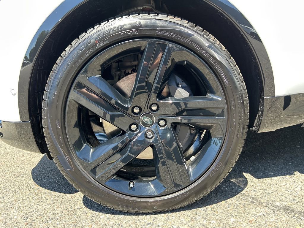 New 2025 Land Rover Discovery Dynamic SE image 28