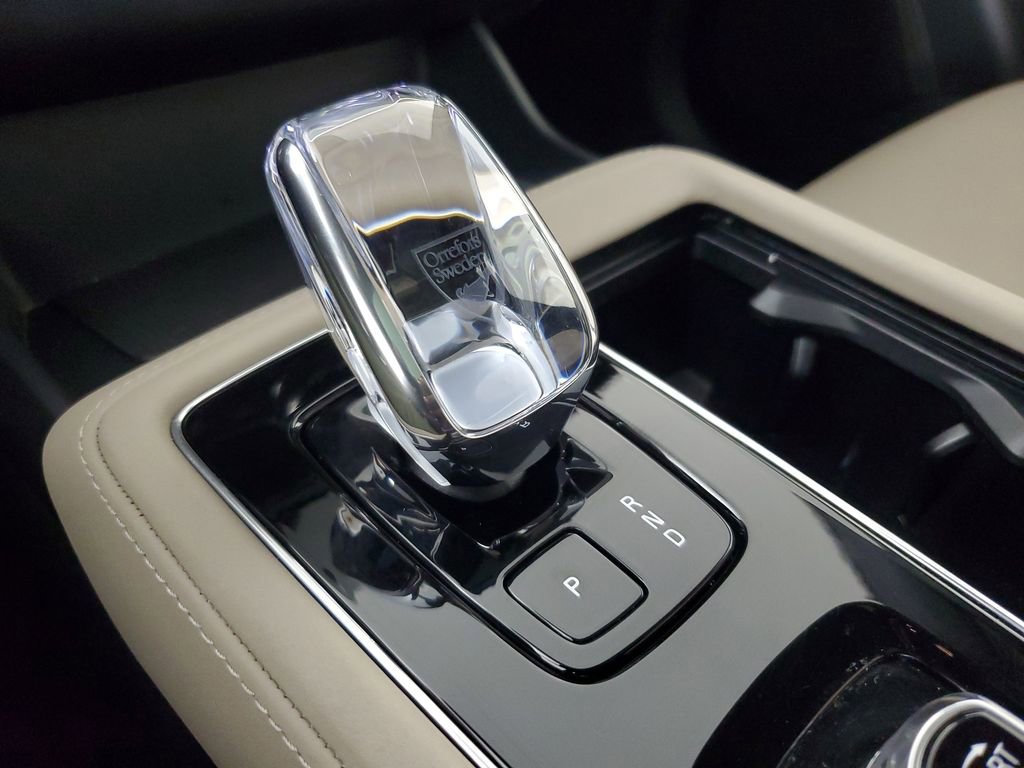 Certified 2025 Volvo XC90 B6 Plus image 34