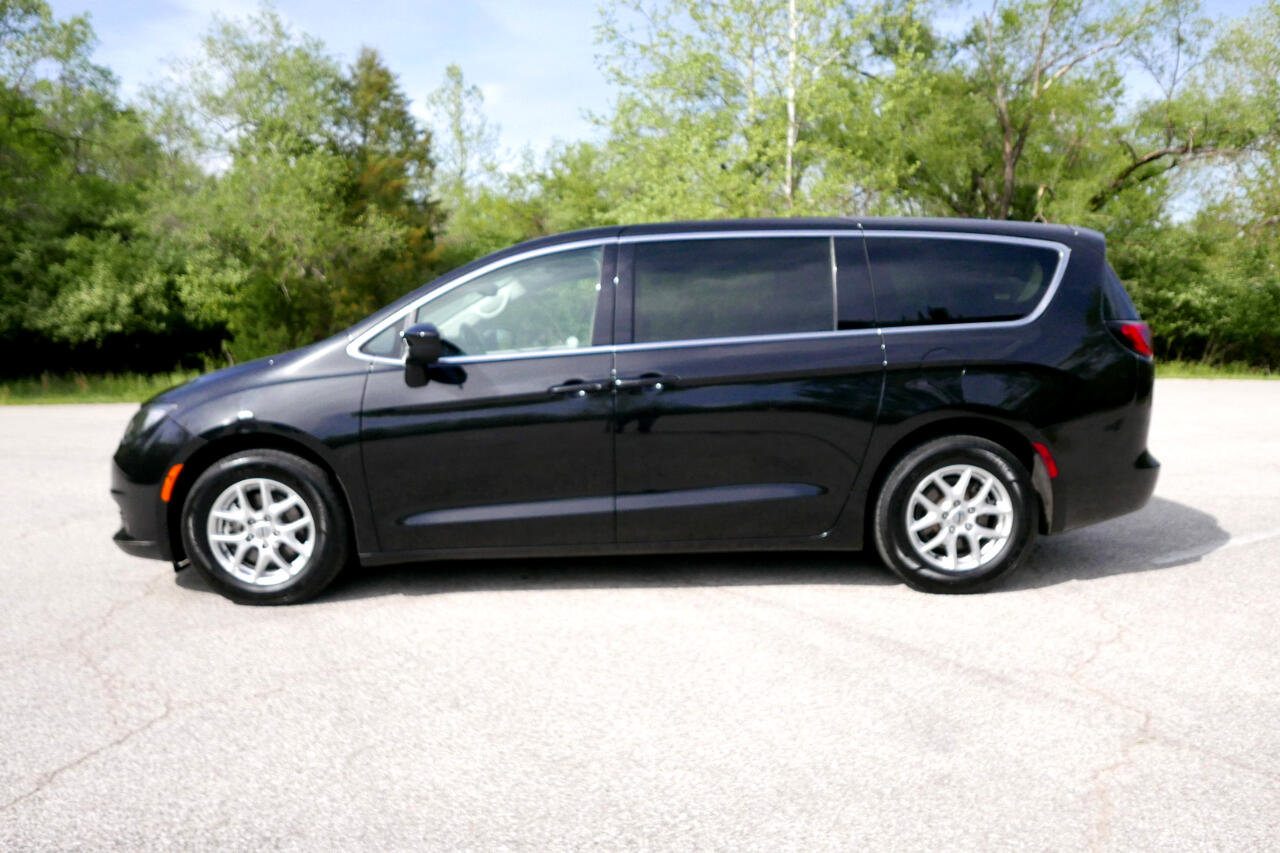 Used 2022 Chrysler Voyager LX image 2