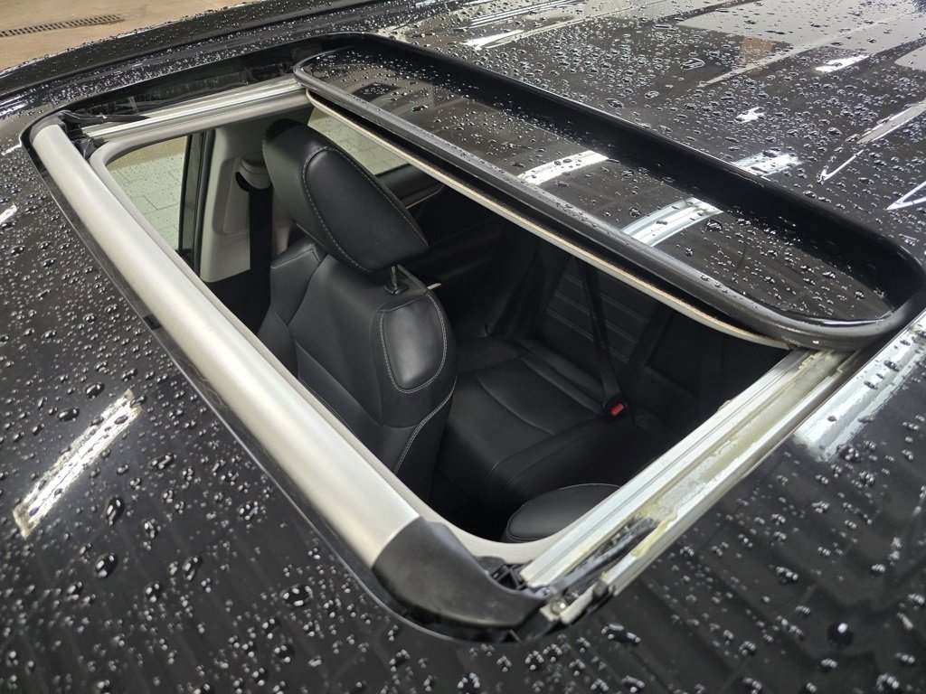 Used 2021 Toyota RAV4 XLE Premium image 3