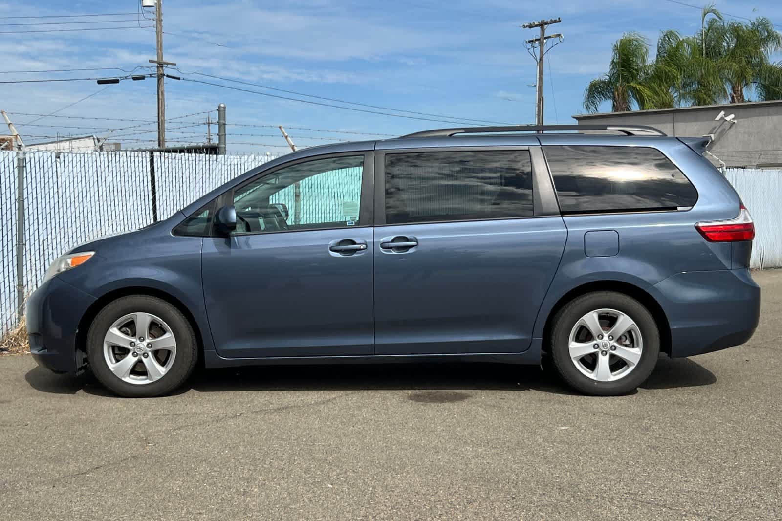 Used 2015 Toyota Sienna LE FWD image 2