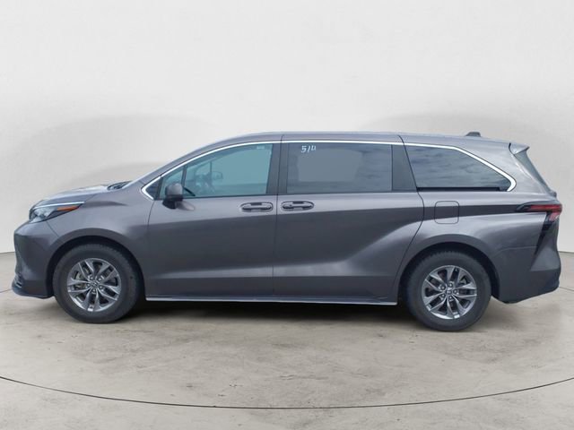 Used 2024 Toyota Sienna LE AWD/4WD image 2