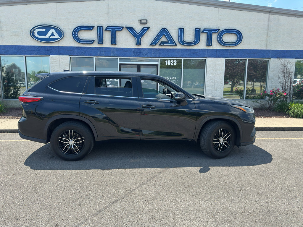 Used 2022 Toyota Highlander L FWD image 3