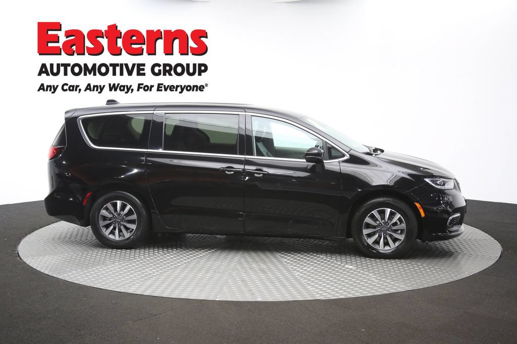 Used 2024 Chrysler Pacifica Limited FWD image 46
