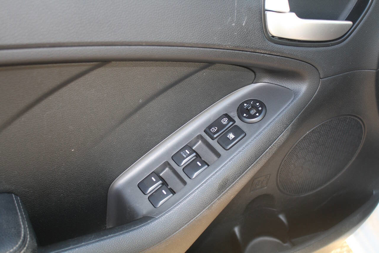 Used 2017 Kia Forte LX image 8