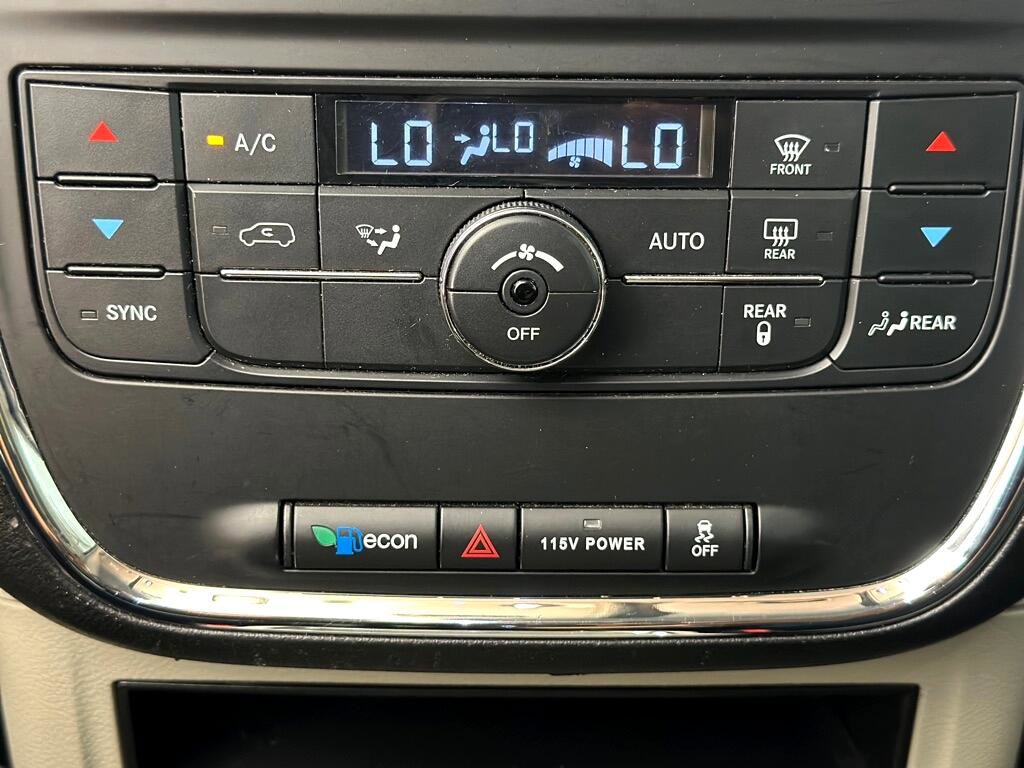 Used 2014 Chrysler Town & Country Touring image 20