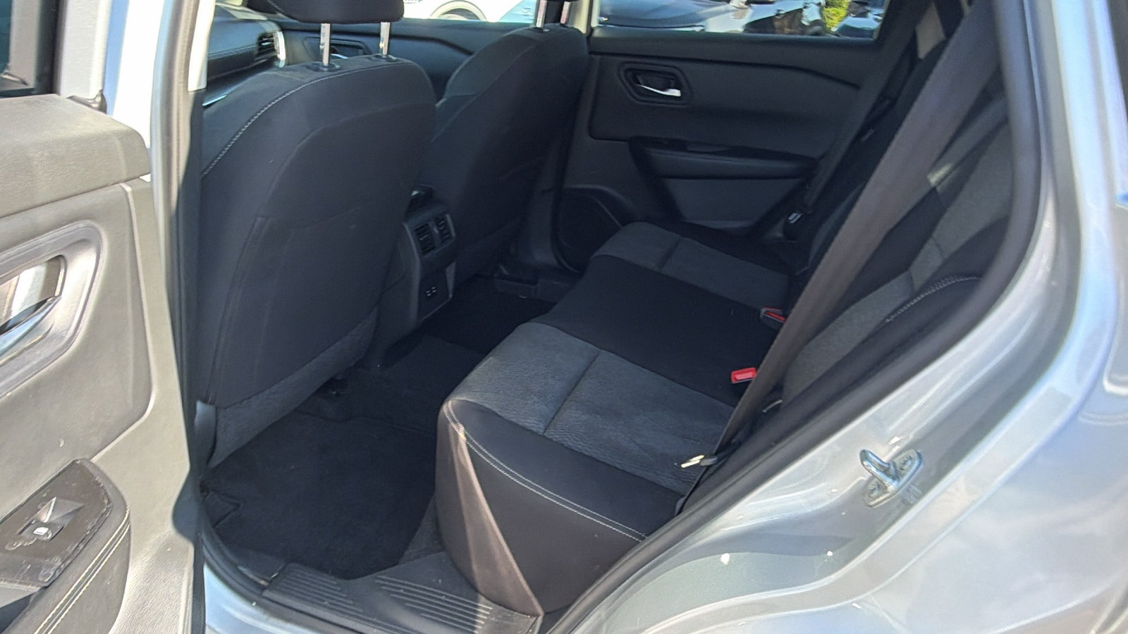Used 2024 Nissan Rogue SV AWD/4WD image 23